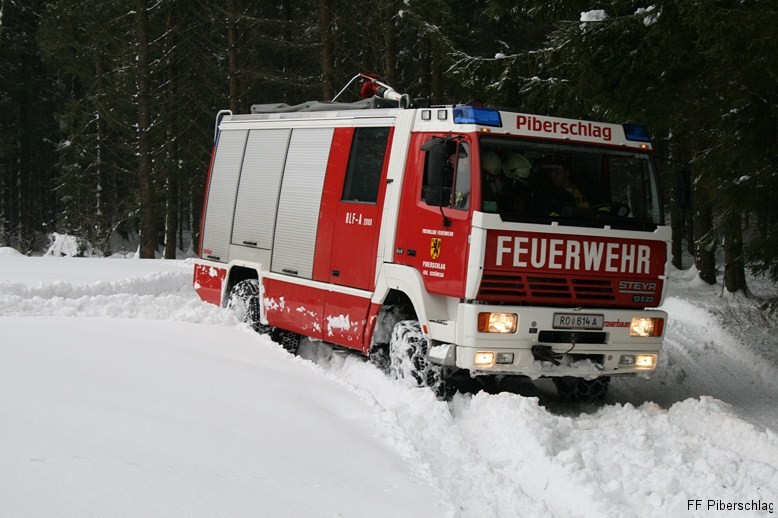 Feuerwehrfahrzeug_im_Schnee