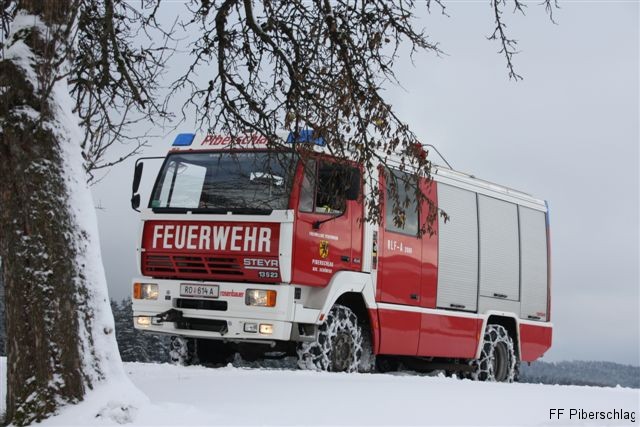 Feuerwehrfahrzeug_im_Schnee_01